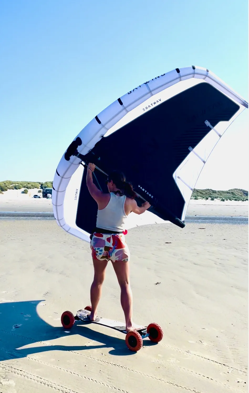 Cursist wingt met een mountainboad over het strand.